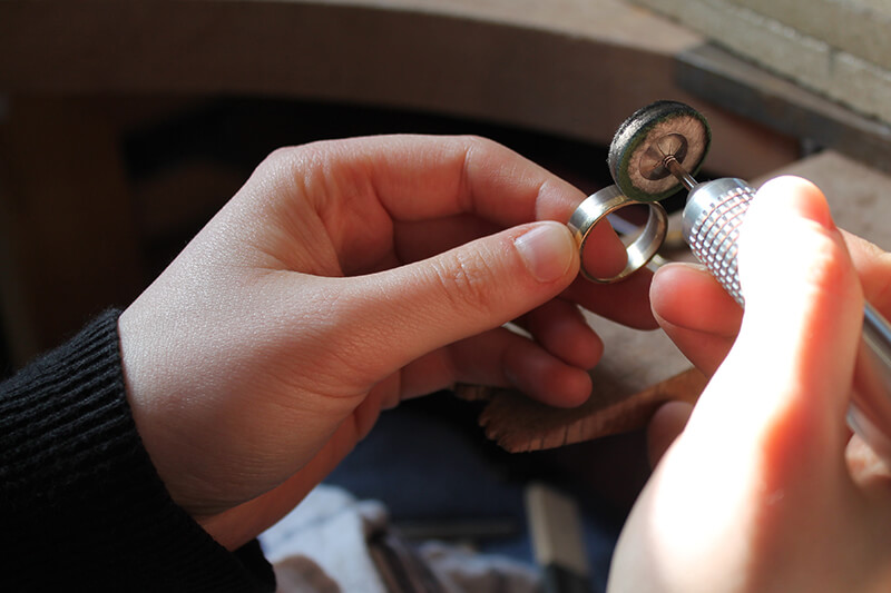 Hand polishing